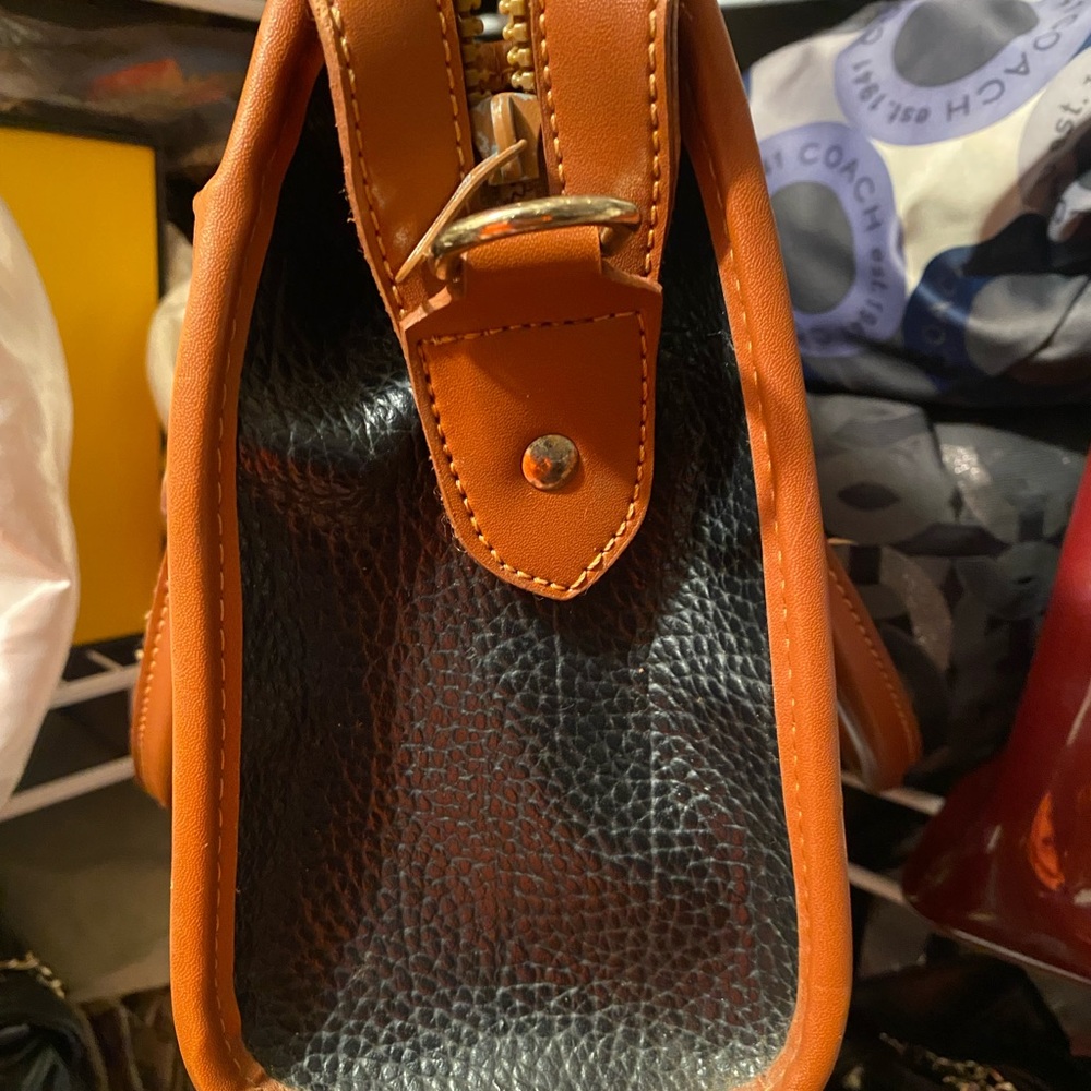 D&B Elegant Black and Tan Leather Handbag - Picture 11 of 15